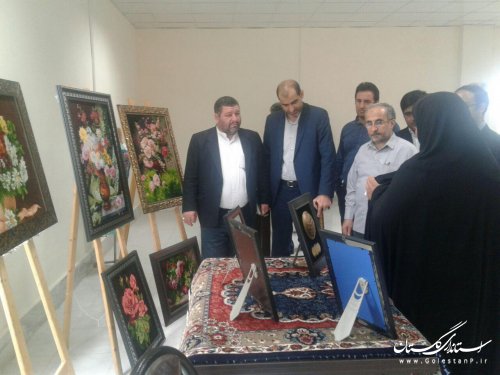 بازدید فرماندار آزادشهر از نمایشگاه توانمندی های آموزشگاه های آزاد فنی و حرفه ای