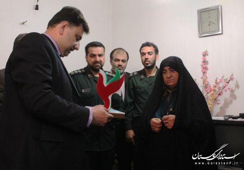 اهدا تندیس اجلاسیه 4 هزار شهید استان گلستان به خانواده شهدا در گالیکش آغاز شد