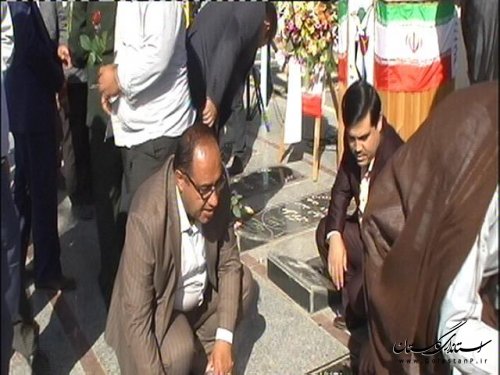غبارروبی و عطرافشانی گلزار شهدای علی ابادکتول به مناسبت آغاز هفته دولت