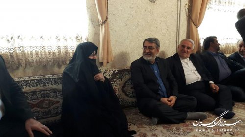 وزیر کشور و همراهان با خانواده شهیدان حسینی در گرگان دیدار کردند