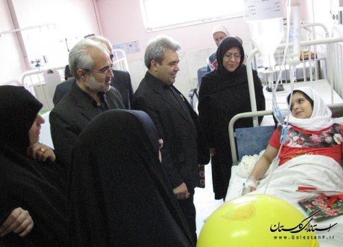 عيادت مسئولين استاني از كودكان بيمار در بيمارستان طالقاني گرگان