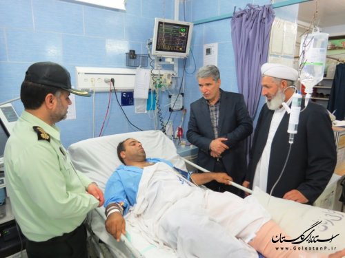فرماندار شهرستان آق قلا از مجروحان نیروی انتظامی حادثه درگیری با اشرار عیادت کرد
