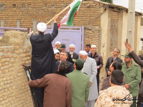 نصب پرچم بر سر درب منازل شهداء با حضور فرماندار و مسئولین شهرستان آق قلا