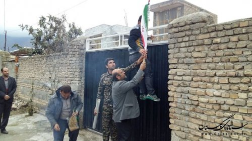 نصب پرچم جمهوری اسلامی بر سردرب منازل شهدای شهر گالیکش