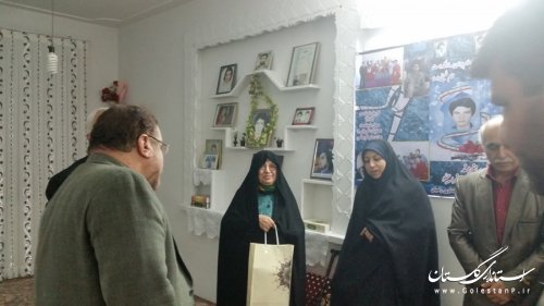 دیدار فرماندار و مشاور ایثارگران وزیر فرهنگ وارشاد اسلامی از خانواده شهید رجبلو