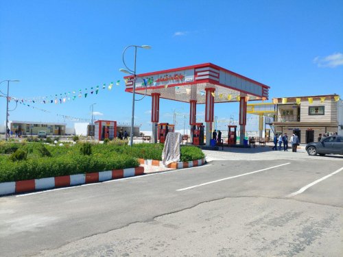بازدید مدیرعامل شرکت نفت و مدیرکل راهداری از پمپ بنزین شهر فراغی