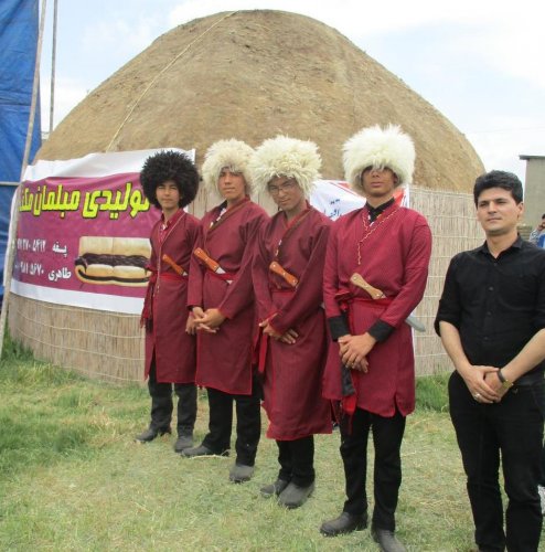 هنر نمایی اعضای نوجوان کتاب خانه سیار روستایی آق قلا در جشنواره فرهنگی روستا