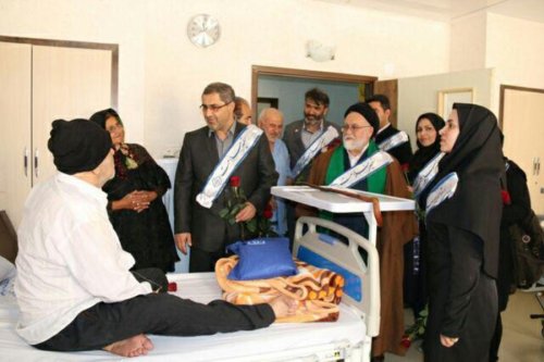 عیادت فرماندار مینودشت از پدر شهید در بیمارستان به مناسبت هفته سلامت