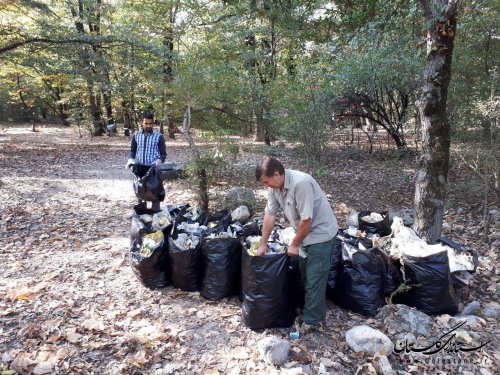 نصب سبد و جمع آوری زباله در حاشیه جاده پارک ملی گلستان
