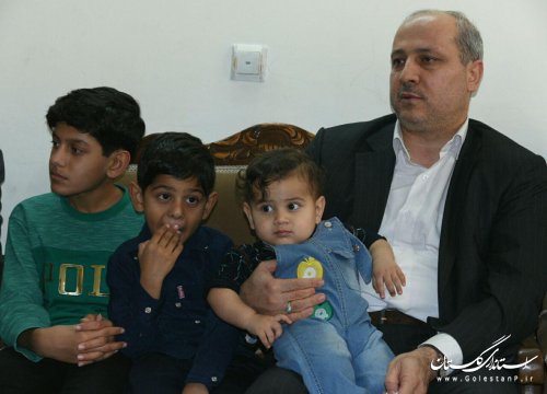 دیدار استاندار گلستان با خانواده شهید مدافع حرم افشین زورقی