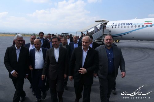 وزیر راه و شهرسازی با استقبال استاندار گلستان وارد فرودگاه بین المللی گرگان شد