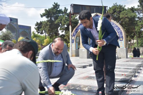  مدیر کل زندانهای استان گلستان در غبار روبی شهدا شرکت نمودند
