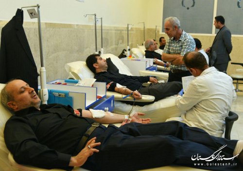 استاندار گلستان در طرح نذر خون در شب های ماه محرم شرکت کرد