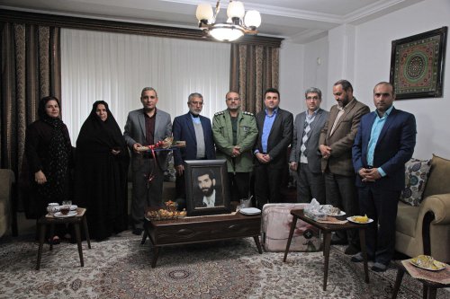 دیدار اعضای کمیته کارگری دهه فجر با خانواده شهید طالقانی