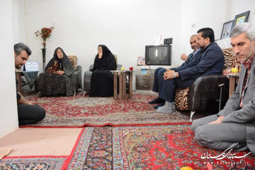 تکریم از مادران سه شهید توسط مدیرکل آموزش فنی وحرفه ای استان گلستان
