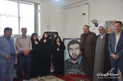دیدار مدیر کل زندانهای گلستان با خانواده شهید باقری