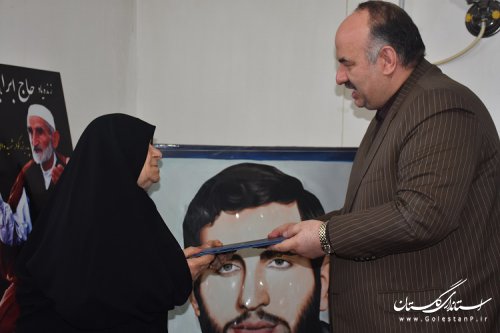 دیدار مدیر کل زندانهای گلستان با خانواده شهید باقری