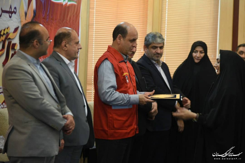 اهداء کارت آتش‌نشان افتخاری به استاندار گلستان