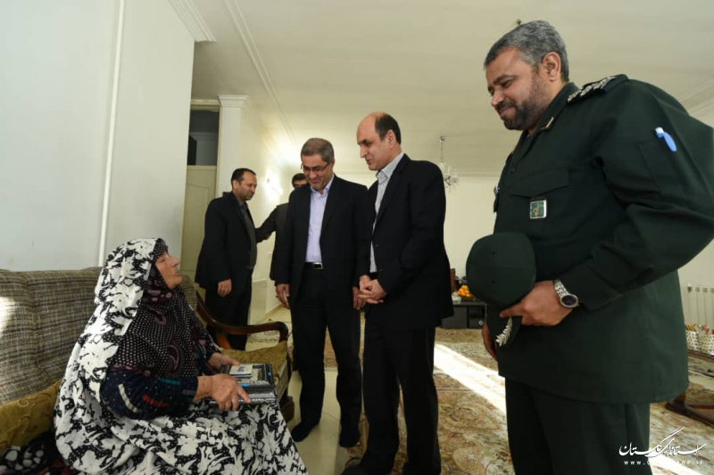 دیدار استاندار گلستان با خانواده شهید عباسی