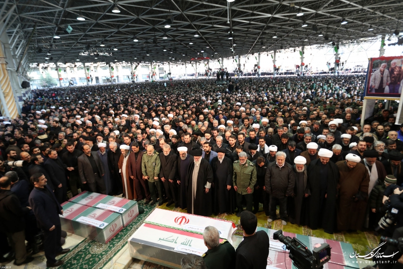 رهبر انقلاب بر پیکر شهیدسلیمانی و یاران مجاهد او اقامه نماز کردند