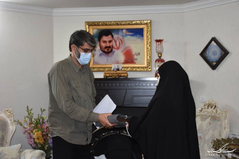 رئیس سازمان زندان ها با خانواده شهید کریمی دیدار کرد
