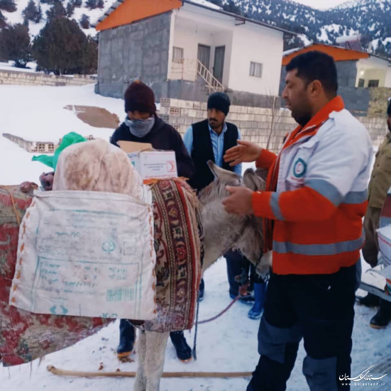 13 ساعت تلاش برای نجات 60 نفر در روستای برفی حاجی آباد کردکوی