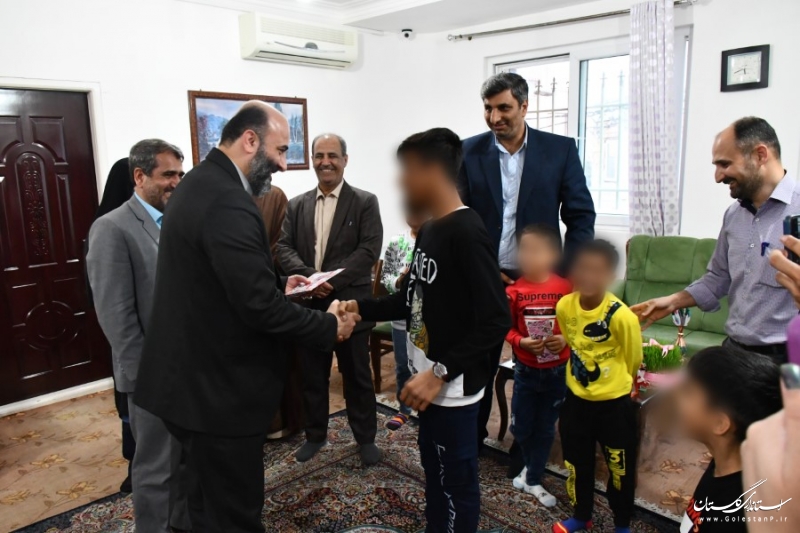 دیدار عیدانه معاون سیاسی امنیتی و اجتماعی استاندار با کودکان بی‌سرپرست در شهرستان مینودشت