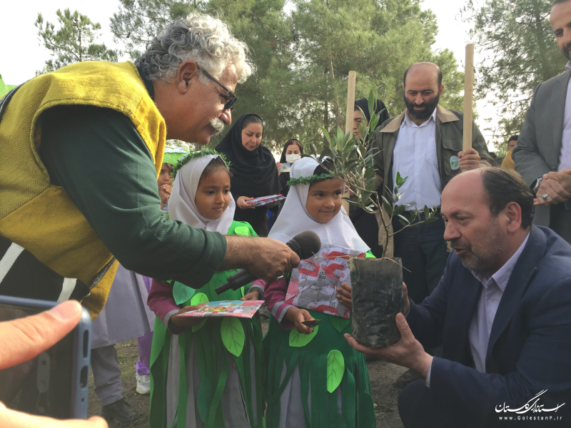  مجری صدا و سیما در روستای قربان آباد آق قلا با دانش آموزان نهال کاشت