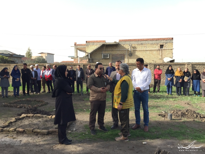  مجری صدا و سیما در روستای قربان آباد آق قلا با دانش آموزان نهال کاشت