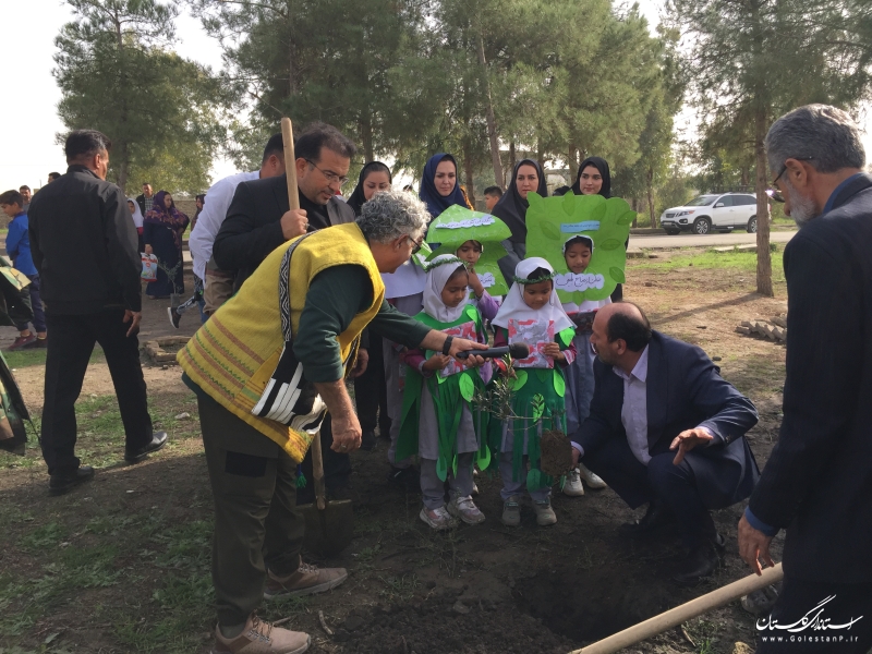  مجری صدا و سیما در روستای قربان آباد آق قلا با دانش آموزان نهال کاشت