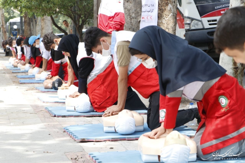 آموزش کمک‌های اولیه به شهروندان گلستانی در هفته هلال‌احمر