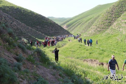 پیاده روی خانوادگی شهروندان کلاله ای به سمت بقعه حضرت خالد نبی (ع) برگزار شد