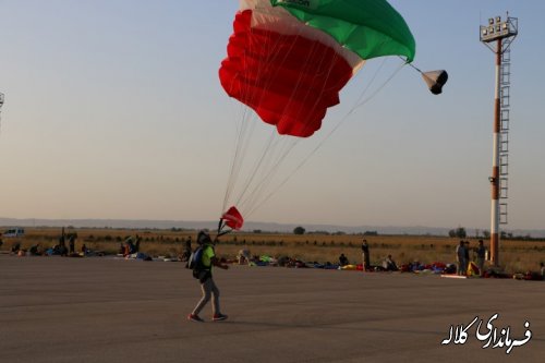 گزارش تصویری چتر بازی بر فراز آسمان نیلگون کلاله