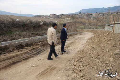 بازدید بخشدار پیشکمر از اجرای عملیات خاکبرداری و شن ریزی معابر روستای عزیزآباد