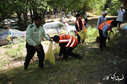 با حضور مسئولین تفرجگاه چشمه زاو پاکسازی شد.