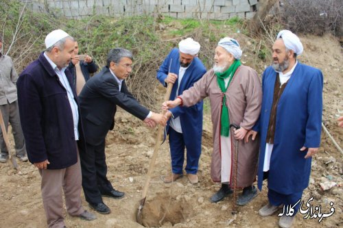 بمناسبت هفته منابع طبیعی وسال نو؛بخشدار پیشکمر در روستای زاو بالا چند اصله نهال غرس کرد.