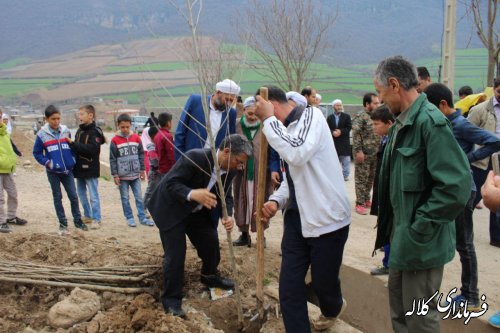 بمناسبت هفته منابع طبیعی وسال نو؛بخشدار پیشکمر در روستای زاو بالا چند اصله نهال غرس کرد.