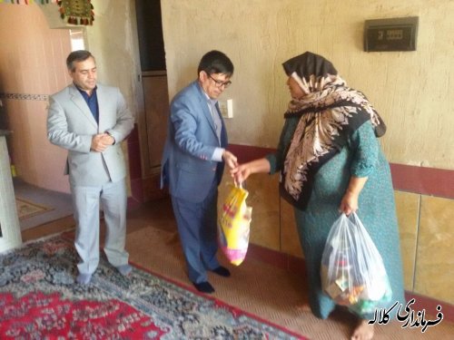 بخشدار پیشکمر بمناسبت ماه مبارک رمضان به مددجویان تحت پوشش بهزیستی سبد کالا توزیع کرد.