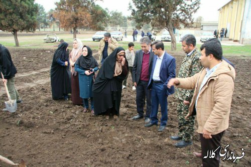 بازدید فرماندار کلاله از طرح آموزشی باغچه سلامت در روستای دهنه