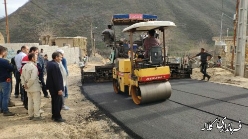 بازدید فرماندار کلاله از روند اجرای آسفالت معابر روستاهای قودنه علیا و قرانكي جنگل