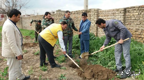 آئین درختکاری و کاشت نهال در محوطه بخشداری پیشکمر برگزار شد