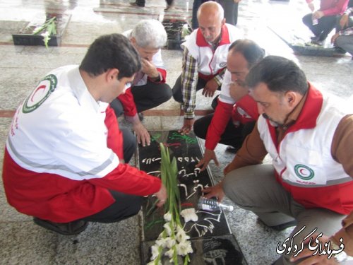 عطرافشانی مزار مطهر شهدای شهر کردکوی/تصویری