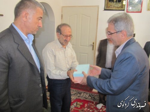 دیدار فرماندار ومسئولین با خانواده شهیدان منوچهری /تصویری