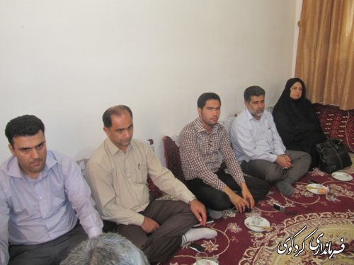 دیدار فرماندار ومسئولین با خانواده شهیدان منوچهری /تصویری