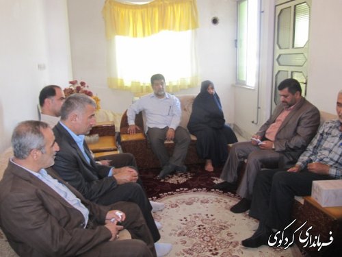 دیدار فرماندار ومسئولین با خانواده شهیدان منوچهری /تصویری