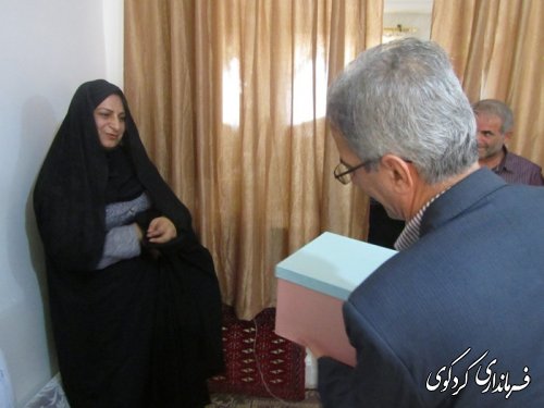 دیدار فرماندار ومسئولین با خانواده شهیدان منوچهری /تصویری