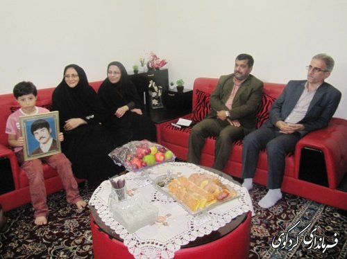 به مناسبت دهه کرامت صورت گرفت: دیدار فرماندار با دختران شاهد
