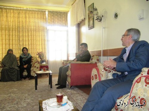 به مناسبت دهه کرامت صورت گرفت: دیدار فرماندار با دختران شاهد
