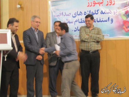با حضور فرماندار از  بهورزان خانه های بهداشت تجلیل وتقدیر شد