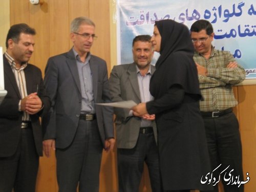 با حضور فرماندار از  بهورزان خانه های بهداشت تجلیل وتقدیر شد